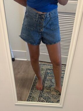 Levi’s 80s mom medium wash button fly high rise shorts size 31